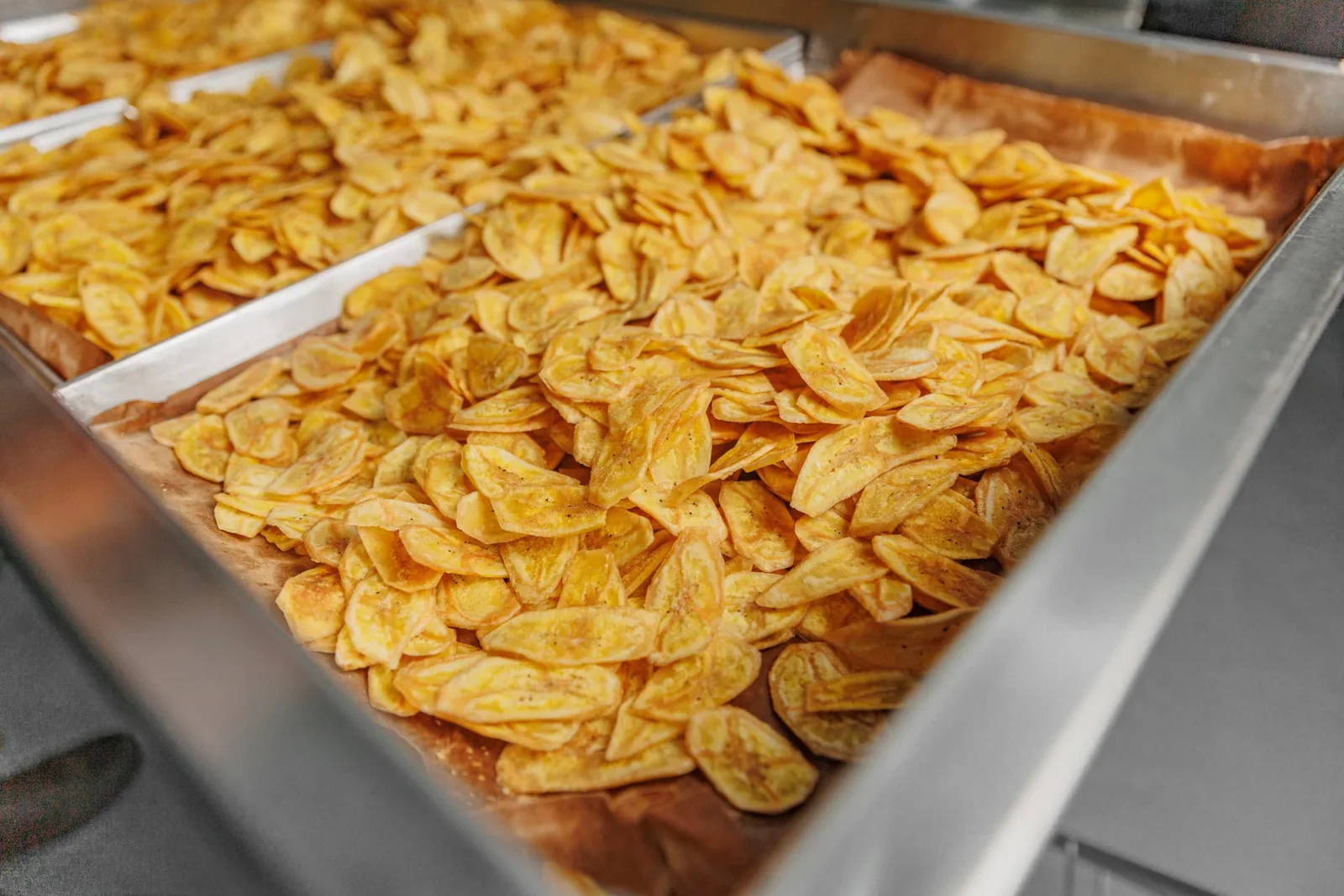 Bananinhas banana chips during production in Eldorado